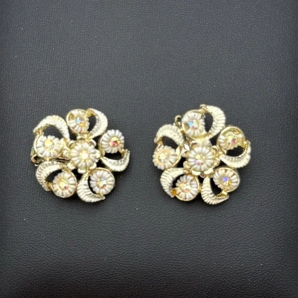 Vintage gold tone ivory swirl and iridescent aurora borealis clip earrings beach - Picture 7 of 10